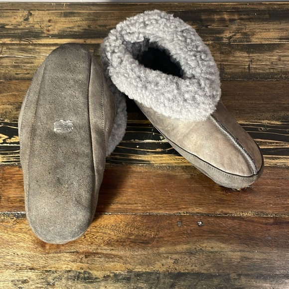 Egli’s sheepskin slippers. Never walked in. Cozy. Women’s 10/mens 8. Unisex - Picture 5 of 17